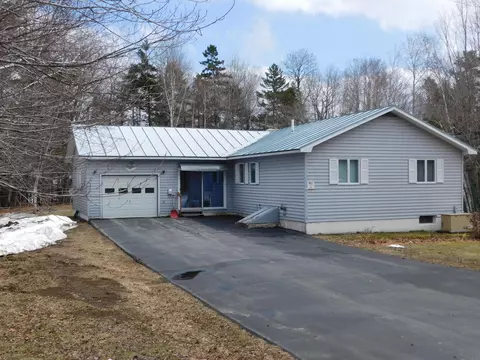 32 Spruce St, Greenville, ME 04441