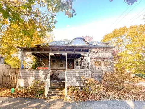 7 Walls St, Mount Desert, ME 04660