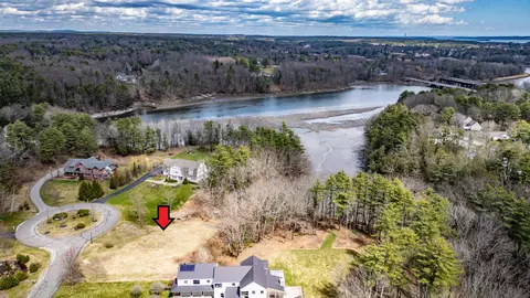 11 Maple St, Falmouth, ME 04105