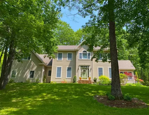 10 Hillside Dr, Veazie, ME 04401
