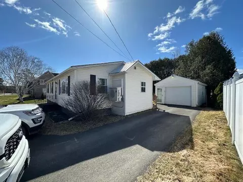 18 Sunnyside St, Houlton, ME 04730
