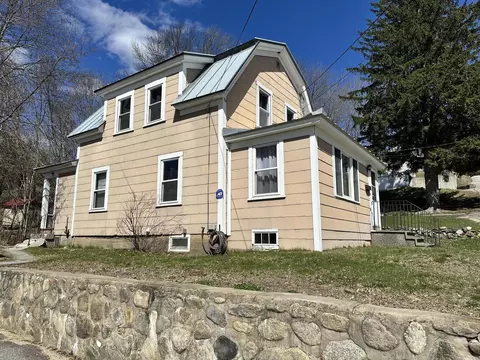 4 Oak St, Livermore Falls, ME 04254