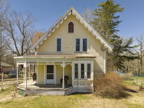 71 Pleasant St, Clinton, ME 04927