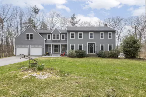 68 Ledgewood Dr, Falmouth, ME 04105