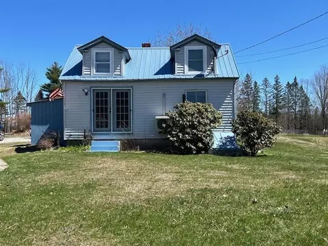 221 Commercial St, Hartland, ME 04943