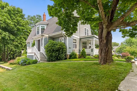 9 Forest Rd, Cape Elizabeth, ME 04107