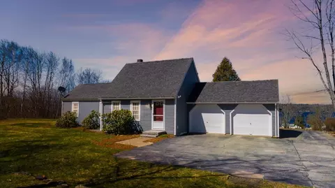 16 Hawkes Farm Ln, Manchester, ME 04351