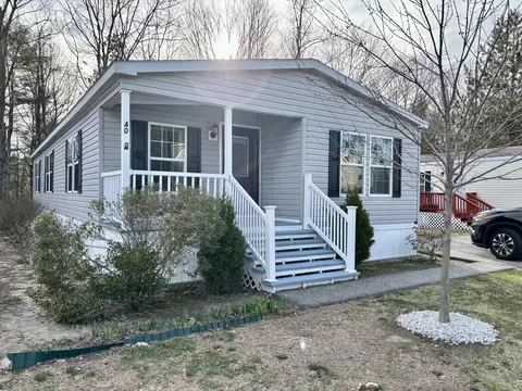 40 Woodside Dr, Lisbon, ME 04250