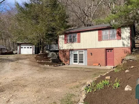 77 Mountain St, Camden, ME 04843