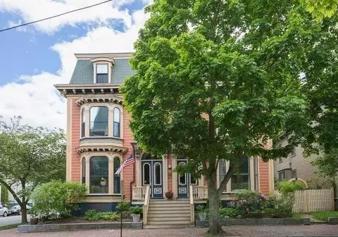 124 Pine St, Portland, ME 04102