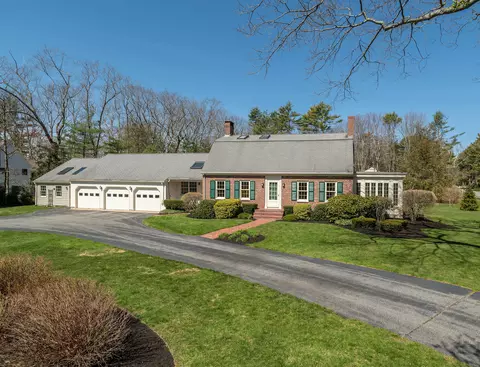 16 Hedgerow Dr, Falmouth, ME 04105