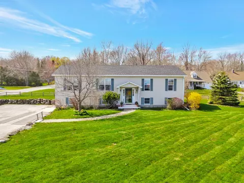76 Acadia Dr, Rockland, ME 04841