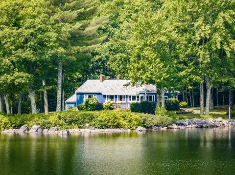 53 Marriners Brook Dr, Lincolnville, ME 04849