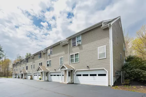 203 Coastal Woods Cir #203, Kittery, ME 03904