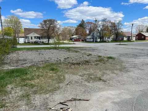 45 Pine St, Millinocket, ME 04462 photo 3