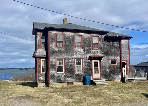 5 Favor St, Eastport, ME 04631