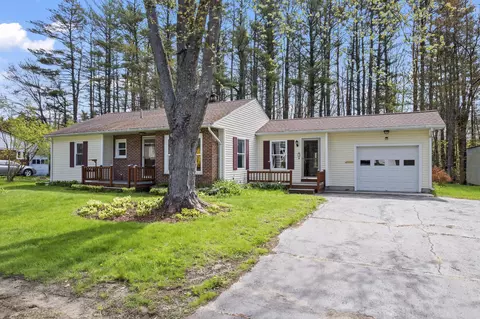 7 Hinkley St, Lisbon, ME 04252