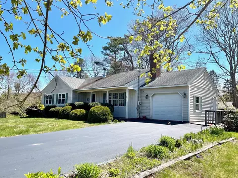 29 Woodside Dr, Kennebunk, ME 04043