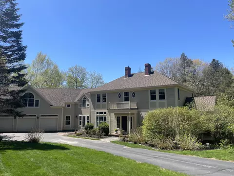 8 Saint Andrews Cir, Falmouth, ME 04105