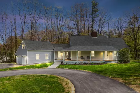 7 Paddock Way, Falmouth, ME 04105