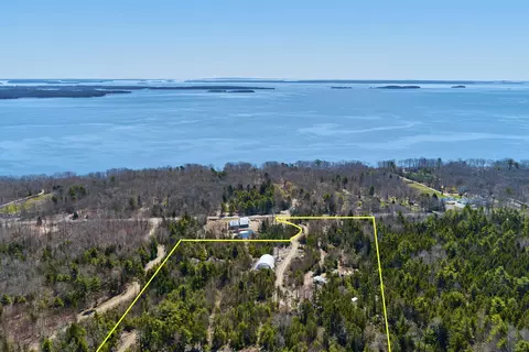 68 Iron Bluff Rd, Lincolnville, ME 04849