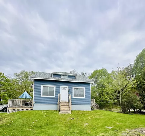 686 Main Rd N, Hampden, ME 04444