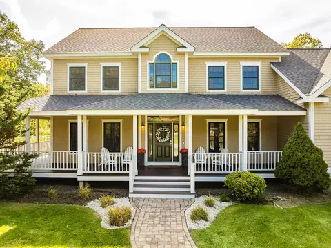 9 Sea Light Ln, Rockport, ME 04856