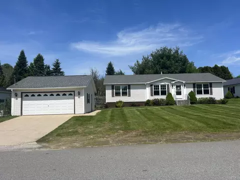 5 Summit St, Jay, ME 04239