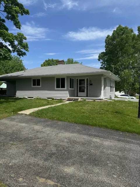 195 Cook St, Auburn, ME 04210