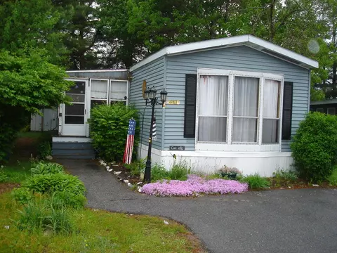 124 Buckingham Dr, Westbrook, ME 04092