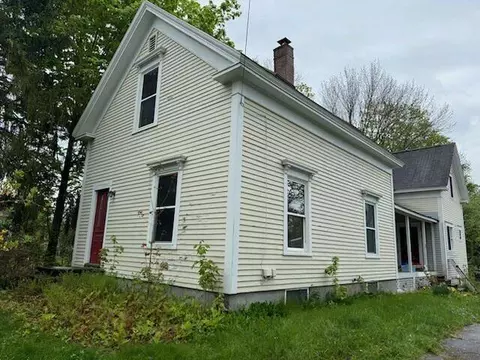 8 Woodbury St, Yarmouth, ME 04096