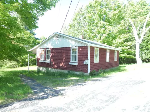 51 High St, West Paris, ME 04289