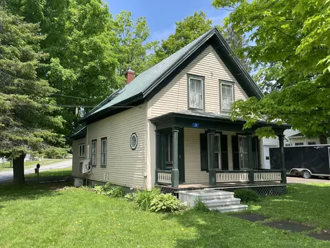 24 Pleasant St, Houlton, ME 04730