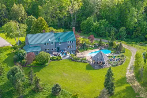 62 Meadow St, Rockport, ME 04856
