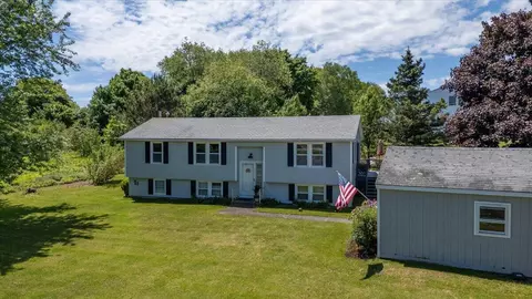 30 Lake View Ter, Rockland, ME 04841