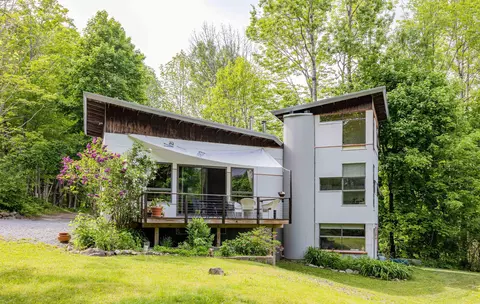 13 Simmons Rd, Rockport, ME 04856