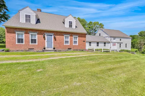 882 Oakland Rd, Belgrade, ME 04917