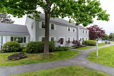 9 Colonial Vlg #9, Falmouth, ME 04105