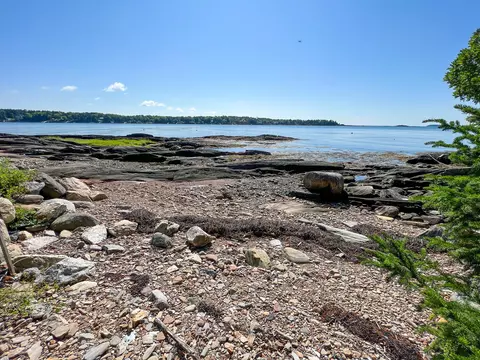 10 Ledgemere Rd, Harpswell, ME 04066