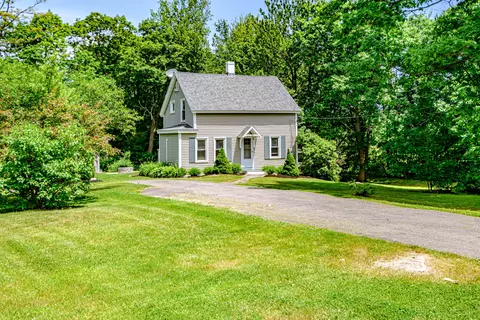 19 Ledgewood Dr, Falmouth, ME 04105