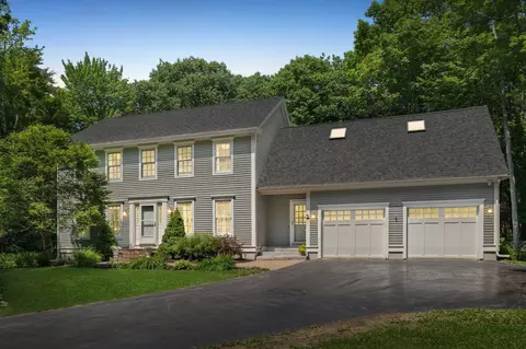 64 Cedar Ridge Dr, Yarmouth, ME 04096