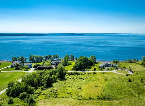40 Waters Edge Dr, Lincolnville, ME 04849