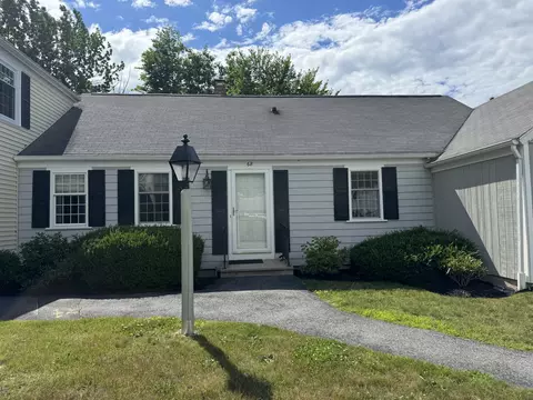 68 Colonial Vlg #68, Falmouth, ME 04105