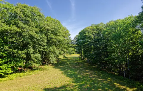 34 Flying Pont Rd, Freeport, ME 04032