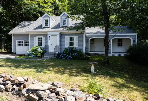 9 Pine View Rd, Falmouth, ME 04105