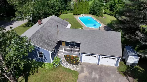 5 Woodward Ln, Falmouth, ME 04105