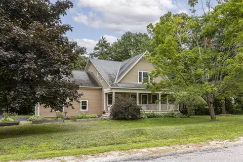 2 Knight Hill Rd, Falmouth, ME 04105
