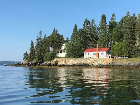 39 Bay Ave, Hancock, ME 04640