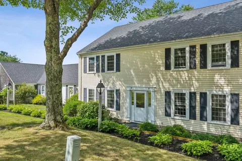 49 Colonial Vlg #49, Falmouth, ME 04105