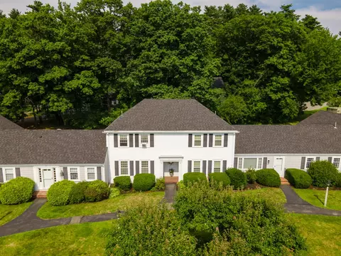 16 Colonial Vlg #16, Falmouth, ME 04105